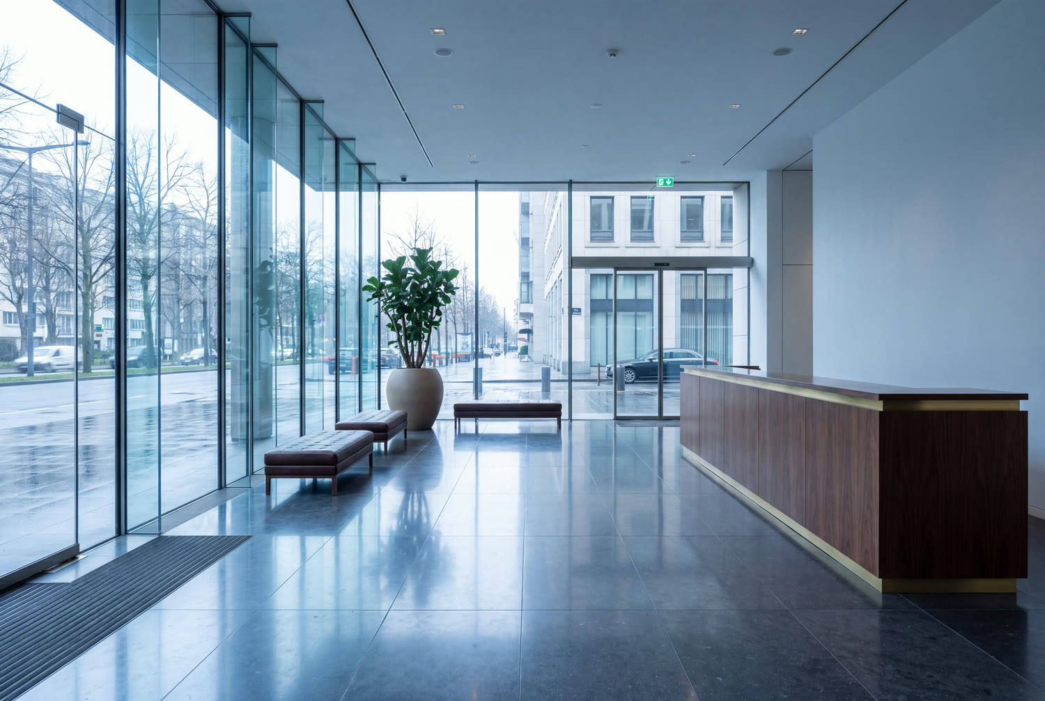 Hall de réception d'un immeuble de bureaux de l'avenue Louise, sol en pierre bleue et vitrage sans traces